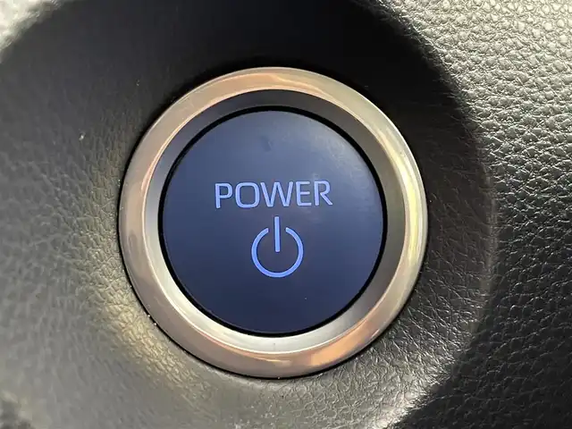 トヨタ カローラ クロス ハイブリッド Z 大阪府 2023(令5)年 2.9万km アティチュードブラックマイカ Toyota Safety Sense/　・プリクラッシュセーフティ　PCS/　・レーントレーシングアシスト　LTA/　・レーンディパーチャーアラート　LDA/　・レーダークルーズコントロール　ACC/　・ロードサインアシスト　RSA/　・フロントクロストラフィックアラート　FCTA/　・リアクロストラフィックアラート　RCTA/　・プロアクティブドライビングアシスト　PDA/　・発信遅れ告知機能　TMN/9インチ純正コネクティッドナビ/　Bluetooth/AM/FM/USB/パノラミックビューモニター/バックカメラ/パワーバックドア/運転席パワーシート/ハーフレザーシート/前席シートヒーター/革巻きステアリング/スマートキー/ステアリングスイッチ/ブラインドスポットモニター　BSM/ETC/純正18インチアルミホイル/サイド/カーテンエアバッグ