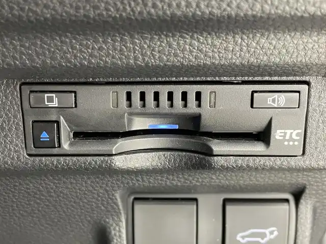 トヨタ カローラ クロス ハイブリッド Z 大阪府 2023(令5)年 2.9万km アティチュードブラックマイカ Toyota Safety Sense/　・プリクラッシュセーフティ　PCS/　・レーントレーシングアシスト　LTA/　・レーンディパーチャーアラート　LDA/　・レーダークルーズコントロール　ACC/　・ロードサインアシスト　RSA/　・フロントクロストラフィックアラート　FCTA/　・リアクロストラフィックアラート　RCTA/　・プロアクティブドライビングアシスト　PDA/　・発信遅れ告知機能　TMN/9インチ純正コネクティッドナビ/　Bluetooth/AM/FM/USB/パノラミックビューモニター/バックカメラ/パワーバックドア/運転席パワーシート/ハーフレザーシート/前席シートヒーター/革巻きステアリング/スマートキー/ステアリングスイッチ/ブラインドスポットモニター　BSM/ETC/純正18インチアルミホイル/サイド/カーテンエアバッグ