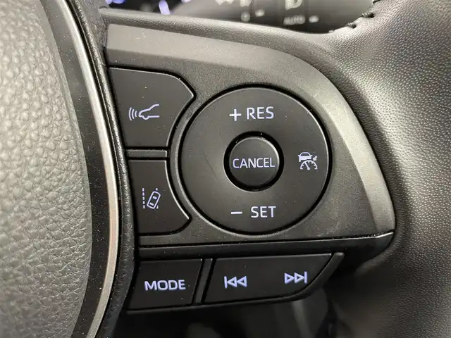 トヨタ カローラ クロス ハイブリッド Z 大阪府 2023(令5)年 2.9万km アティチュードブラックマイカ Toyota Safety Sense/　・プリクラッシュセーフティ　PCS/　・レーントレーシングアシスト　LTA/　・レーンディパーチャーアラート　LDA/　・レーダークルーズコントロール　ACC/　・ロードサインアシスト　RSA/　・フロントクロストラフィックアラート　FCTA/　・リアクロストラフィックアラート　RCTA/　・プロアクティブドライビングアシスト　PDA/　・発信遅れ告知機能　TMN/9インチ純正コネクティッドナビ/　Bluetooth/AM/FM/USB/パノラミックビューモニター/バックカメラ/パワーバックドア/運転席パワーシート/ハーフレザーシート/前席シートヒーター/革巻きステアリング/スマートキー/ステアリングスイッチ/ブラインドスポットモニター　BSM/ETC/純正18インチアルミホイル/サイド/カーテンエアバッグ