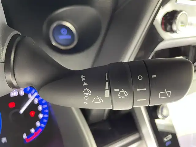 トヨタ カローラ クロス ハイブリッド Z 大阪府 2023(令5)年 2.9万km アティチュードブラックマイカ Toyota Safety Sense/　・プリクラッシュセーフティ　PCS/　・レーントレーシングアシスト　LTA/　・レーンディパーチャーアラート　LDA/　・レーダークルーズコントロール　ACC/　・ロードサインアシスト　RSA/　・フロントクロストラフィックアラート　FCTA/　・リアクロストラフィックアラート　RCTA/　・プロアクティブドライビングアシスト　PDA/　・発信遅れ告知機能　TMN/9インチ純正コネクティッドナビ/　Bluetooth/AM/FM/USB/パノラミックビューモニター/バックカメラ/パワーバックドア/運転席パワーシート/ハーフレザーシート/前席シートヒーター/革巻きステアリング/スマートキー/ステアリングスイッチ/ブラインドスポットモニター　BSM/ETC/純正18インチアルミホイル/サイド/カーテンエアバッグ