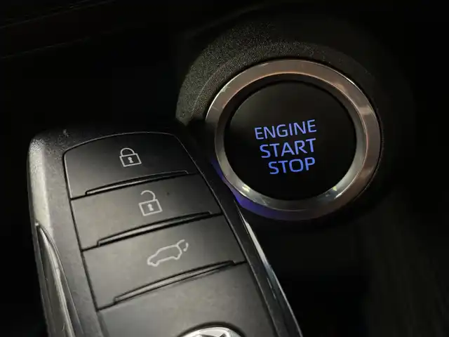 トヨタ ハリアー Z 新潟県 2020(令2)年 2.3万km ホワイトパールクリスタルシャイン ワンオーナー/4WD/衝突被害軽減ブレーキ/レーンキープアシスト/ブラインドスポットモニター/デジタルインナーミラー/純正ナビ/　（フルセグTV/BT/AUX/USB/AM/FM）/JBLプレミアムサウンドシステム/全周囲カメラ/パワーバックドア/レーダークルーズコントロール/LEDヘッドライト/ハーフレザーシート/パワーシート/純正19インチアルミホイール/ステアリングスイッチ/USBポート/スマートキー/ETC2.0