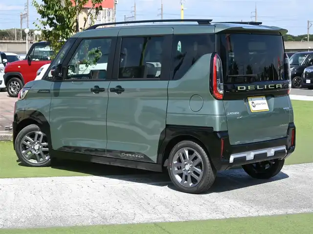 三菱 デリカミニ T プレミアム 千葉県 2025(令7)年 0.1千km 緑 T　PREMIUM　9型ディスプレイオーディオ（121/330）CHAMONIXパッケージ（179190）/e-Assist/・衝突被害軽減ブレーキシステム（FCM）/・車線逸脱警報システム（LDW）/・レーダークルーズコントロールシステム（ACC）/・誤発進抑制機能（前進＆後退時）（UMS）/・オートマチックハイビーム[AHB]/マイパイロット/ハンズフリー両側パワースライドドア/ディスプレイオーディオ/【Bluetooth接続】/【Apple CarPlay　Android Auto対応】/マルチアラウンドモニター/デジタルルームミラー/ハーフレザーシート/前席シートヒーター/革巻きステアリング/ステアリングヒーター/ステアリングスイッチ/パドルシフト/LEDヘッドライト/フォグライト/ウインカーミラー/純正15インチアルミホイル/サイド/カーテンエアバッグ/キーレスオペレーションシステム