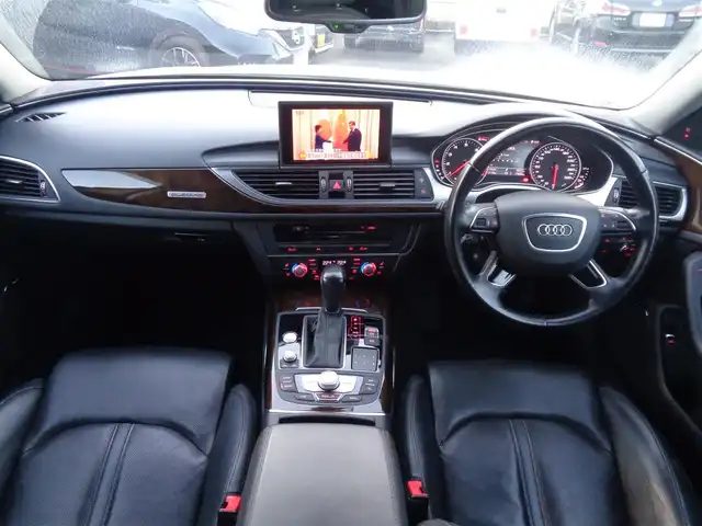 アウディ Ａ６ 2．0 TFSI クワトロ 鹿児島県 2016(平28)年 7.8万km グレイシアホワイトメタリック コンフォートシートパッケージ、バルコナレザー/前席温冷シート、シートベンチレーション/BOSEスピーカー/リアコンフォートプラスパッケージ/4席独立温度調整オートエアコン/後席左右シートヒーター/リア電動サンブラインド/アダプティブクルーズコントロール/純正ナビ、フルセグTV、DVD、CD/ブルートゥース、USB/バックカメラ/純正OPウォールナット調パネル/ビルトインETC2.0/取説、MMI取説、保証書/スマートキー2個あり/車検令和9年10月まであり