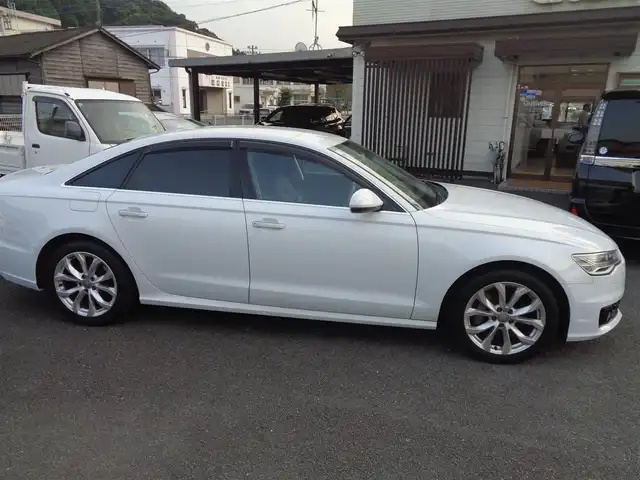アウディ Ａ６ 2．0 TFSI クワトロ 鹿児島県 2016(平28)年 7.8万km グレイシアホワイトメタリック コンフォートシートパッケージ、バルコナレザー/前席温冷シート、シートベンチレーション/BOSEスピーカー/リアコンフォートプラスパッケージ/4席独立温度調整オートエアコン/後席左右シートヒーター/リア電動サンブラインド/アダプティブクルーズコントロール/純正ナビ、フルセグTV、DVD、CD/ブルートゥース、USB/バックカメラ/純正OPウォールナット調パネル/ビルトインETC2.0/取説、MMI取説、保証書/スマートキー2個あり/車検令和9年10月まであり