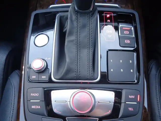 アウディ Ａ６ 2．0 TFSI クワトロ 鹿児島県 2016(平28)年 7.8万km グレイシアホワイトメタリック コンフォートシートパッケージ、バルコナレザー/前席温冷シート、シートベンチレーション/BOSEスピーカー/リアコンフォートプラスパッケージ/4席独立温度調整オートエアコン/後席左右シートヒーター/リア電動サンブラインド/アダプティブクルーズコントロール/純正ナビ、フルセグTV、DVD、CD/ブルートゥース、USB/バックカメラ/純正OPウォールナット調パネル/ビルトインETC2.0/取説、MMI取説、保証書/スマートキー2個あり/車検令和9年10月まであり