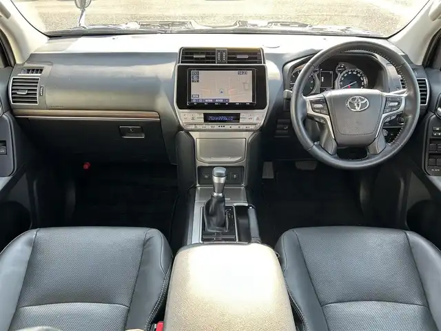 トヨタ ランドクルーザー プラド TX Lパッケージ マットブラED 熊本県 2022(令4)年 3.3万km アティチュードブラックマイカ 純正ナビ/・フルセグTV/BT/SD/USB/HDMI/AM/FM/・バックカメラ/トヨタセーフティ/・LDA/・PCS/・RSA/・クリアランスソナー/・先行車発進アラーム/・オートマチックハイビーム/・レーダークルーズコントロール/・前後コーナーセンサー/サンルーフ/革巻きステアリング/・ステアリングスイッチ/レザーシート/・パワーシート（D/N）/・シートヒーター（D/N）/・エアシート（D/N）/LEDライト/・オートライト/・フォグランプ/電動格納ミラー/・ウィンカーミラー/ルーフレール/純正AW/電動格納サードシート/ステップ/ドアバイザー/前後ドライブレコーダー/ビルトインETC/純正フロアマット