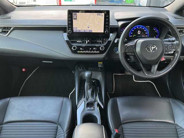 トヨタ カローラツーリング ハイブリッド ダブルバイビー 広島県 2020(令2)年 4.9万km ブラックマイカ 禁煙車/トヨタセーフティセンス/・プリクラッシュセーフティ/・LDA/LTA/・RSA/・オートマチックハイビーム/・レーダークルーズコントロール/・先行車発進お知らせ/BSM/RCTA/クリアランスソナー/純正ディスプレイオーディオ/・ナビ/Bluetooth/USB/Miracast/バックカメラ/革巻きステアリング/ステアリングスイッチ/ステアリングヒーター/オートライト/ハーフレザーシート/シートヒーター/LEDヘッドライト/フォグランプ/電動パーキングブレーキ/オートホールド/スマートキー/プッシュスタート/スペアキー/ドアバイザー/ワイヤレス充電/ETC/純正フロアマット/純正１７インチアルミホイール