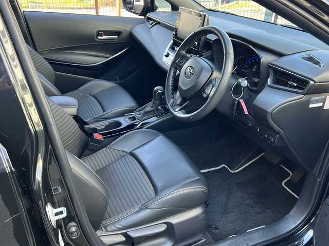 トヨタ カローラツーリング ハイブリッド ダブルバイビー 広島県 2020(令2)年 4.9万km ブラックマイカ 禁煙車/トヨタセーフティセンス/・プリクラッシュセーフティ/・LDA/LTA/・RSA/・オートマチックハイビーム/・レーダークルーズコントロール/・先行車発進お知らせ/BSM/RCTA/クリアランスソナー/純正ディスプレイオーディオ/・ナビ/Bluetooth/USB/Miracast/バックカメラ/革巻きステアリング/ステアリングスイッチ/ステアリングヒーター/オートライト/ハーフレザーシート/シートヒーター/LEDヘッドライト/フォグランプ/電動パーキングブレーキ/オートホールド/スマートキー/プッシュスタート/スペアキー/ドアバイザー/ワイヤレス充電/ETC/純正フロアマット/純正１７インチアルミホイール