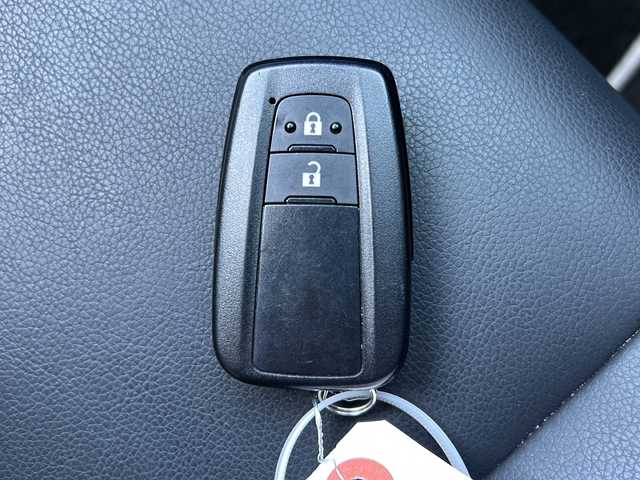 トヨタ カローラツーリング ハイブリッド ダブルバイビー 広島県 2020(令2)年 4.9万km ブラックマイカ 禁煙車/トヨタセーフティセンス/・プリクラッシュセーフティ/・LDA/LTA/・RSA/・オートマチックハイビーム/・レーダークルーズコントロール/・先行車発進お知らせ/BSM/RCTA/クリアランスソナー/純正ディスプレイオーディオ/・ナビ/Bluetooth/USB/Miracast/バックカメラ/革巻きステアリング/ステアリングスイッチ/ステアリングヒーター/オートライト/ハーフレザーシート/シートヒーター/LEDヘッドライト/フォグランプ/電動パーキングブレーキ/オートホールド/スマートキー/プッシュスタート/スペアキー/ドアバイザー/ワイヤレス充電/ETC/純正フロアマット/純正１７インチアルミホイール