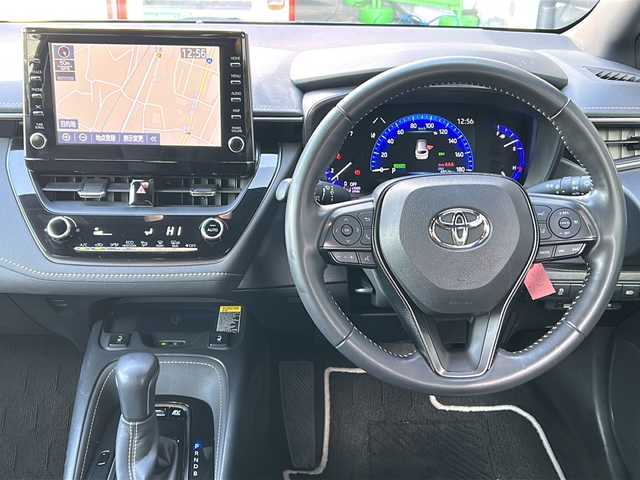 トヨタ カローラツーリング ハイブリッド ダブルバイビー 広島県 2020(令2)年 4.9万km ブラックマイカ 禁煙車/トヨタセーフティセンス/・プリクラッシュセーフティ/・LDA/LTA/・RSA/・オートマチックハイビーム/・レーダークルーズコントロール/・先行車発進お知らせ/BSM/RCTA/クリアランスソナー/純正ディスプレイオーディオ/・ナビ/Bluetooth/USB/Miracast/バックカメラ/革巻きステアリング/ステアリングスイッチ/ステアリングヒーター/オートライト/ハーフレザーシート/シートヒーター/LEDヘッドライト/フォグランプ/電動パーキングブレーキ/オートホールド/スマートキー/プッシュスタート/スペアキー/ドアバイザー/ワイヤレス充電/ETC/純正フロアマット/純正１７インチアルミホイール