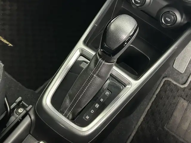 スズキ スイフト HYBRID RS 道央・札幌 2017(平29)年 6.6万km スーパーブラックパール ・４WD/・純正メモリナビ/　CD／DVD／Bluetooth／フルセグ/・全方位モニター/・ETC/・アイドリングストップ/・横滑り防止装置/・盗難防止装置/・前席シートヒーター/・パドルシフト/・ステアリングスイッチ/・USB入力端子/・純正フロアマット/・LEDヘッドライト/・フロントリヤフォグライト/・純正AW16インチ/・トノカバー/・電動格納ウィンカーミラー/・スマートキー/・プッシュスタート/・スペアキー