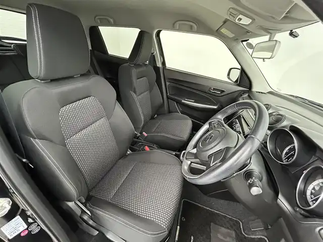 スズキ スイフト HYBRID RS 道央・札幌 2017(平29)年 6.6万km スーパーブラックパール ・４WD/・純正メモリナビ/　CD／DVD／Bluetooth／フルセグ/・全方位モニター/・ETC/・アイドリングストップ/・横滑り防止装置/・盗難防止装置/・前席シートヒーター/・パドルシフト/・ステアリングスイッチ/・USB入力端子/・純正フロアマット/・LEDヘッドライト/・フロントリヤフォグライト/・純正AW16インチ/・トノカバー/・電動格納ウィンカーミラー/・スマートキー/・プッシュスタート/・スペアキー