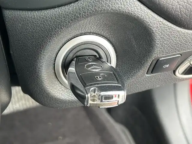 メルセデス・ベンツ Ａ１８０ 愛媛県 2014(平26)年 6.9万km 赤 純正ナビ（Bluetooth/フルセグTV）/バックカメラ/パワーシート/シートメモリー機能/シートヒーター/セレクターレバー/ETC/パドルシフト/ステアリングリモコン/純正フロアマット/純正18インチアルミホイール/ドアバイザー/トノカバー/前後コーナーセンサー/LEDヘッドライト/フォグランプ/スマートキー×２