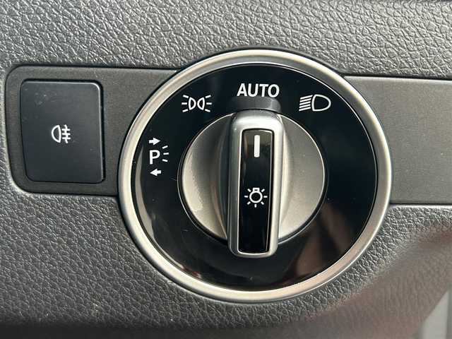 メルセデス・ベンツ Ａ１８０ 愛媛県 2014(平26)年 6.9万km 赤 純正ナビ（Bluetooth/フルセグTV）/バックカメラ/パワーシート/シートメモリー機能/シートヒーター/セレクターレバー/ETC/パドルシフト/ステアリングリモコン/純正フロアマット/純正18インチアルミホイール/ドアバイザー/トノカバー/前後コーナーセンサー/LEDヘッドライト/フォグランプ/スマートキー×２