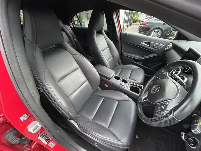 メルセデス・ベンツ Ａ１８０ 愛媛県 2014(平26)年 6.9万km 赤 純正ナビ（Bluetooth/フルセグTV）/バックカメラ/パワーシート/シートメモリー機能/シートヒーター/セレクターレバー/ETC/パドルシフト/ステアリングリモコン/純正フロアマット/純正18インチアルミホイール/ドアバイザー/トノカバー/前後コーナーセンサー/LEDヘッドライト/フォグランプ/スマートキー×２