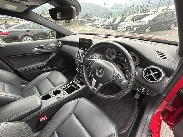 メルセデス・ベンツ Ａ１８０ 愛媛県 2014(平26)年 6.9万km 赤 純正ナビ（Bluetooth/フルセグTV）/バックカメラ/パワーシート/シートメモリー機能/シートヒーター/セレクターレバー/ETC/パドルシフト/ステアリングリモコン/純正フロアマット/純正18インチアルミホイール/ドアバイザー/トノカバー/前後コーナーセンサー/LEDヘッドライト/フォグランプ/スマートキー×２