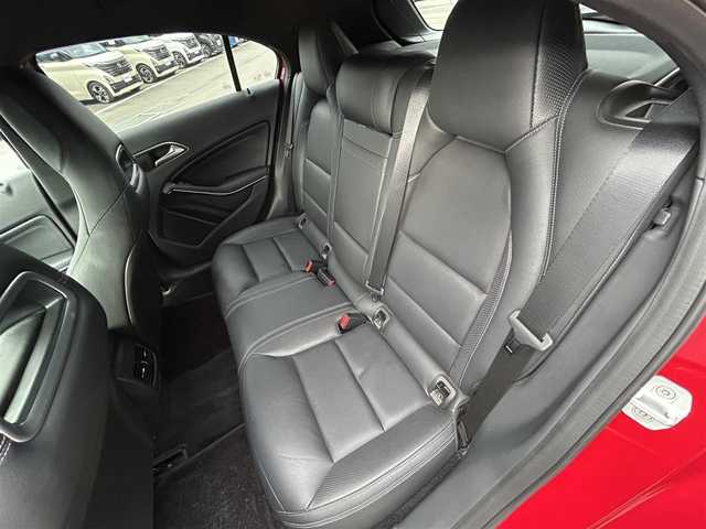 メルセデス・ベンツ Ａ１８０ 愛媛県 2014(平26)年 6.9万km 赤 純正ナビ（Bluetooth/フルセグTV）/バックカメラ/パワーシート/シートメモリー機能/シートヒーター/セレクターレバー/ETC/パドルシフト/ステアリングリモコン/純正フロアマット/純正18インチアルミホイール/ドアバイザー/トノカバー/前後コーナーセンサー/LEDヘッドライト/フォグランプ/スマートキー×２