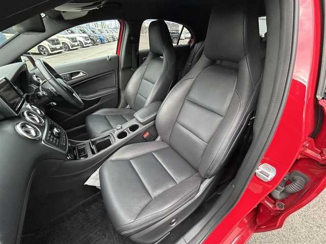 メルセデス・ベンツ Ａ１８０ 愛媛県 2014(平26)年 6.9万km 赤 純正ナビ（Bluetooth/フルセグTV）/バックカメラ/パワーシート/シートメモリー機能/シートヒーター/セレクターレバー/ETC/パドルシフト/ステアリングリモコン/純正フロアマット/純正18インチアルミホイール/ドアバイザー/トノカバー/前後コーナーセンサー/LEDヘッドライト/フォグランプ/スマートキー×２