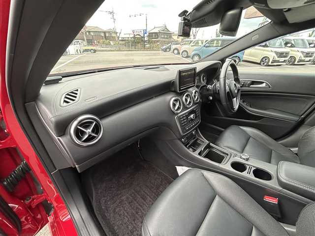 メルセデス・ベンツ Ａ１８０ 愛媛県 2014(平26)年 6.9万km 赤 純正ナビ（Bluetooth/フルセグTV）/バックカメラ/パワーシート/シートメモリー機能/シートヒーター/セレクターレバー/ETC/パドルシフト/ステアリングリモコン/純正フロアマット/純正18インチアルミホイール/ドアバイザー/トノカバー/前後コーナーセンサー/LEDヘッドライト/フォグランプ/スマートキー×２