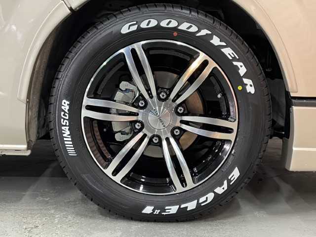 トヨタ ハイエース ファインテックツアラー 道北・旭川 2025(令7)年 0.1万km未満 ベージュM AIS検査済み/【2503036777】/4WD(フル）/MTモード付/禁煙車/登録済み未使用車/寒冷地仕様車/フロントフォグランプ/LEDヘッドライト/オートライト/片側パワスラ/純正フロアマット/ウォークスルー/スマートキー/AC100v電源/オットマン/Wエアコン/AAC/障害物センサー/盗難防止装置/オートマチックハイビーム/レーンキープアシスト/横滑り防止/衝突被害軽減ブレーキ/17AW 415コブラ  バッドラッカーI(社外）/グッドイヤー　イーグル#1　ナスカープラス（社外）/1インチローダウンキット（社外）/玄武　レゾネーターキャンセラー（社外）/415コブラ クリーンルック3 タイプR フロントスポイラー（社外）/ガッツミラーレスカバー（社外）/ESSEX　リーガルフェンダー（社外）/黒木目マホガニーインテリアセット（社外）/・インテリアパネル/・ステアリング/・シフトノブ/BratオリジナルUSBソケット（社外）/社外パーツ取付済み