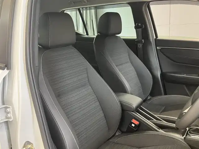 ホンダ ＷＲ－Ｖ Z 東京都 2025(令7)年 0.7万km プラチナホワイトパール ホンダセンシング/●衝突軽減ブレーキ（CMBS）/●先行車発進お知らせ機能/●歩行者事故低減ステアリング/●路外逸脱抑制機能●標識認識機能/●アダプティブクルーズコントロール（ACC）/●車線維持支援システム（LKAS）/●誤発進抑制機能/●後方誤発進抑制機能/●近距離衝突軽減ブレーキ/●急アクセル抑制機能/●パーキングセンサーシステム/●オートハイビーム/純正8インチナビ/バックカメラ/Bluetooth/フルセグテレビ/パドルシフト/スマートキー/コーナーセンサー /ビルトインETC/LEDヘッドライト　フォグランプ/USB端子/ドライブレコーダー前後/ステリングリモコン/ウィンカーミラー/保証書・取扱説明書・スペアキー