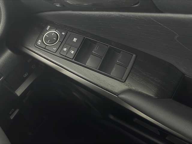 レクサス ＩＳ 300h バージョンL 栃木県 2021(令3)年 2.4万km ソニックチタニウム ワンオーナー/純正メモリーナビ/　・Bluetooth/フルセグTV/CD/DVD/SD/USB/AUX/AM/FM/Lexus Safety System＋/　・パーキングサポートブレーキ/　・プリクラッシュセーフティ/　・レーダークルーズコントロール/　・クリアランスソナー/　・レーントレーシングアシスト/　・ブラインドスポットモニター/　・オートマチックハイビーム/全周囲カメラ/ドライブレコーダー/ビルトインETC2.0/シートヒーター(D/N席)/パワーシート(D/N席)/黒革シート/革巻きステアリング/純正フロアマット/純正LEDヘッドライト/純正19インチアルミホイール/スペアキー×2本/カードキー×1枚/取扱説明書/保証書