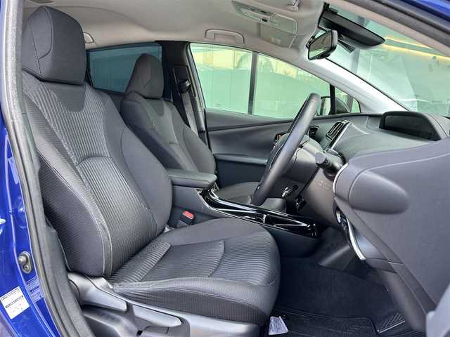 トヨタ プリウス Sセーフティプラス ツートーン 島根県 2018(平30)年 3.8万km ダークブルーマイカメタリック/アティチュードブラックマイカ 純正9インチナビ/CD/DVD/Bluetooth/フルセグTV/バックカメラ/ドライブレコーダー/レーダークルーズコントロール/パーキングアシスト/ビルトインETC/LEDヘッドライト/オートハイビーム/純正フロアマット/純正ドアバイザー/スマートキー/プッシュスタート /スペアキー