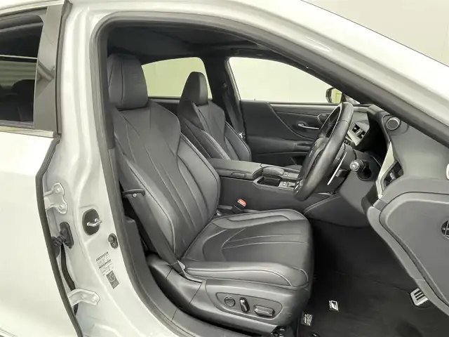 レクサス ＥＳ 300h Fスポーツ 茨城県 2019(平31)年 3万km ホワイトノーヴァガラスフレーク 純正12.3型ナビ/フルセグ/AM/FM/CD/Bluetooth/マークレビンソン(サウンド)/サンルーフ/バックカメラ/Lexus Safety System ＋/・プリクラッシュセーフティー/・レーントレーシングアシスト/・オートマチックハイビーム/・レーダークルーズコントロール/・ロードサインアシスト/D+N席　/・シートヒーター/・ベンチレーション/・パワーシート/ドラレコ/前後コーナーセンサー/　　　　　　　