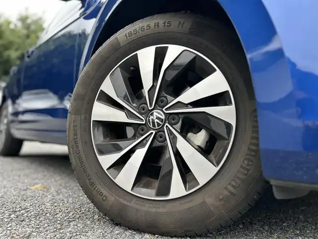 フォルクスワーゲン ポロ TSIコンフォートライン 東京都 2021(令3)年 1.8万km リーフブルーメタリック ワンオーナー/R4/R5/R6年分ディーラー整備記録簿あり/8インチタッチスクリーン/SSDナビ／Bluetoothオーディオ／バックカメラ/セーフティパッケージ/・アダプティブクルーズ/・レーンキープアシスト/・ブラインドスポット/・パークディスタンスコントロール/LEDヘッドランプ/ETC2.0/ドライブレコーダー/純正フロアマット/純正15インチアルミホイール/スマートエントリー／スタートシステム