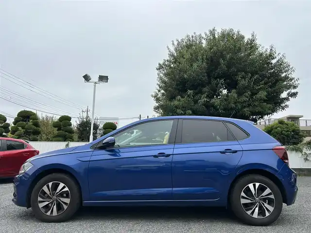 フォルクスワーゲン ポロ TSIコンフォートライン 東京都 2021(令3)年 1.8万km リーフブルーメタリック ワンオーナー/R4/R5/R6年分ディーラー整備記録簿あり/8インチタッチスクリーン/SSDナビ／Bluetoothオーディオ／バックカメラ/セーフティパッケージ/・アダプティブクルーズ/・レーンキープアシスト/・ブラインドスポット/・パークディスタンスコントロール/LEDヘッドランプ/ETC2.0/ドライブレコーダー/純正フロアマット/純正15インチアルミホイール/スマートエントリー／スタートシステム