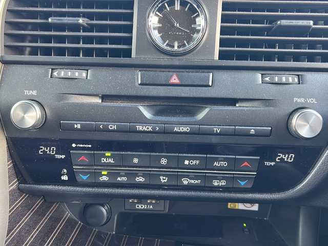 レクサス ＲＸ 300 Fスポーツ 福岡県 2019(令1)年 2.9万km ホワイトノーヴァガラスフレーク 純正12.3インチナビ/（AM/FM/CD/DVD/SD/USB/BT/AUX/フルセグ）/レーダークルーズコントロール/前後コーナーセンサー/レーンキープアシスト/衝突軽減ブレーキ/ロードサインアシスト/ヘッドアップディスプレイ/レーントレーシングアシスト/ブラインドスポットモニター/ETC2.0/バック+サイドカメラ/電動リアゲート/前後ドライブレコーダー/オートライト/オートハイビーム/LEDヘッドライト/フォグランプ/電動パーキングブレーキ/オートホールド/置くだけ充電/社外レーダー/ヒートステアリング/レザーシート/D+N席パワーシート/D+N席シートヒーター/エアシート/D席メモリーシート/純正22インチアルミホイール/パドルシフト/エアロ（F/S/R）/純正フロアマット/100V電源/後席サンシェード/カードキー付き/保証書・記録簿