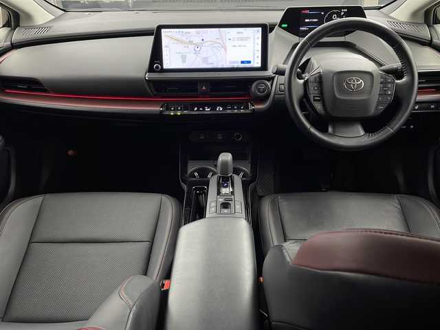 トヨタ プリウス Z 兵庫県 2023(令5)年 2万km アティチュードブラックマイカ ・純正12.3インチディスプレイオーディオ＋ナビ機能/・Bluetooth/TV/AM/FM/・パノラミックビューモニター/・トヨタセーフティセンス/・プリクラッシュセーフティ/・緊急時操舵支援/・レーントレーシングアシスト/・レーンディバーチャーアラート/・レーダクルーズコントロール/・オートマチックハイビーム/・ロードサインアシスト/・ドライバー異常時対応システム/・プロアクティブドライビングシステム/・発進遅れ告知機能/・ブラインドスポットモニター/・パワーバックドア/・純正デジタルインナーミラー/・革巻きステアリング/・ステアリングヒーター/・ステアリングスイッチ/・パーキングサポートブレーキ/・革シート/・運転席メモリー付きパワーシート/・前席シートヒーター/・前席ベンチレーション/・純正フロアマット/・モデリスタエアロ/・LEDヘッドライト/・フォグランプ/・純正19インチアルミホイールタイヤ/・ビルトインETC2.0/・100V充電