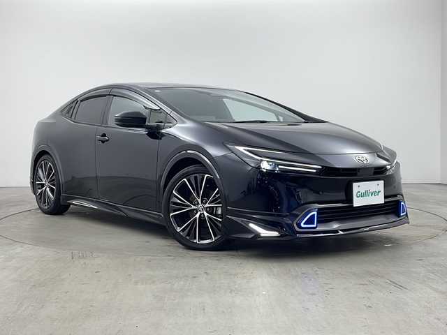トヨタ プリウス Z 兵庫県 2023(令5)年 2万km アティチュードブラックマイカ ・純正12.3インチディスプレイオーディオ＋ナビ機能/・Bluetooth/TV/AM/FM/・パノラミックビューモニター/・トヨタセーフティセンス/・プリクラッシュセーフティ/・緊急時操舵支援/・レーントレーシングアシスト/・レーンディバーチャーアラート/・レーダクルーズコントロール/・オートマチックハイビーム/・ロードサインアシスト/・ドライバー異常時対応システム/・プロアクティブドライビングシステム/・発進遅れ告知機能/・ブラインドスポットモニター/・パワーバックドア/・純正デジタルインナーミラー/・革巻きステアリング/・ステアリングヒーター/・ステアリングスイッチ/・パーキングサポートブレーキ/・革シート/・運転席メモリー付きパワーシート/・前席シートヒーター/・前席ベンチレーション/・純正フロアマット/・モデリスタエアロ/・LEDヘッドライト/・フォグランプ/・純正19インチアルミホイールタイヤ/・ビルトインETC2.0/・100V充電