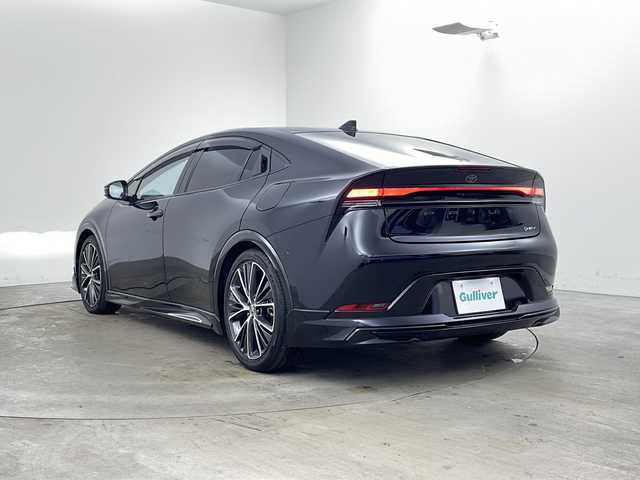 トヨタ プリウス Z 兵庫県 2023(令5)年 2万km アティチュードブラックマイカ ・純正12.3インチディスプレイオーディオ＋ナビ機能/・Bluetooth/TV/AM/FM/・パノラミックビューモニター/・トヨタセーフティセンス/・プリクラッシュセーフティ/・緊急時操舵支援/・レーントレーシングアシスト/・レーンディバーチャーアラート/・レーダクルーズコントロール/・オートマチックハイビーム/・ロードサインアシスト/・ドライバー異常時対応システム/・プロアクティブドライビングシステム/・発進遅れ告知機能/・ブラインドスポットモニター/・パワーバックドア/・純正デジタルインナーミラー/・革巻きステアリング/・ステアリングヒーター/・ステアリングスイッチ/・パーキングサポートブレーキ/・革シート/・運転席メモリー付きパワーシート/・前席シートヒーター/・前席ベンチレーション/・純正フロアマット/・モデリスタエアロ/・LEDヘッドライト/・フォグランプ/・純正19インチアルミホイールタイヤ/・ビルトインETC2.0/・100V充電