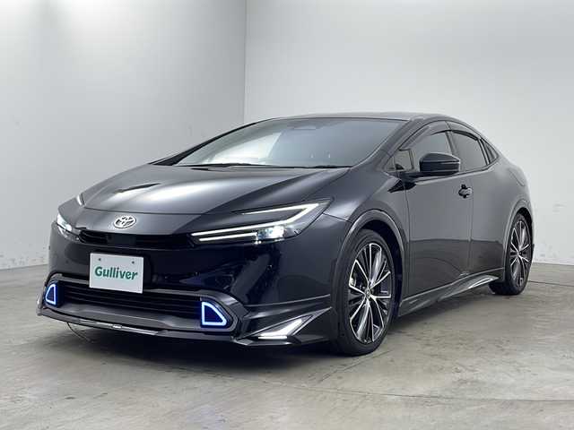 トヨタ プリウス Z 兵庫県 2023(令5)年 2万km アティチュードブラックマイカ ・純正12.3インチディスプレイオーディオ＋ナビ機能/・Bluetooth/TV/AM/FM/・パノラミックビューモニター/・トヨタセーフティセンス/・プリクラッシュセーフティ/・緊急時操舵支援/・レーントレーシングアシスト/・レーンディバーチャーアラート/・レーダクルーズコントロール/・オートマチックハイビーム/・ロードサインアシスト/・ドライバー異常時対応システム/・プロアクティブドライビングシステム/・発進遅れ告知機能/・ブラインドスポットモニター/・パワーバックドア/・純正デジタルインナーミラー/・革巻きステアリング/・ステアリングヒーター/・ステアリングスイッチ/・パーキングサポートブレーキ/・革シート/・運転席メモリー付きパワーシート/・前席シートヒーター/・前席ベンチレーション/・純正フロアマット/・モデリスタエアロ/・LEDヘッドライト/・フォグランプ/・純正19インチアルミホイールタイヤ/・ビルトインETC2.0/・100V充電