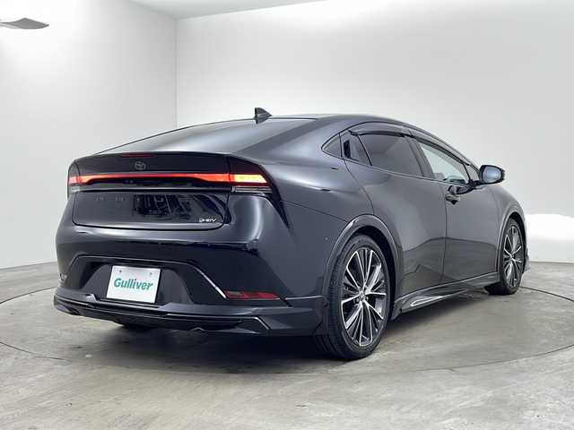 トヨタ プリウス Z 兵庫県 2023(令5)年 2万km アティチュードブラックマイカ ・純正12.3インチディスプレイオーディオ＋ナビ機能/・Bluetooth/TV/AM/FM/・パノラミックビューモニター/・トヨタセーフティセンス/・プリクラッシュセーフティ/・緊急時操舵支援/・レーントレーシングアシスト/・レーンディバーチャーアラート/・レーダクルーズコントロール/・オートマチックハイビーム/・ロードサインアシスト/・ドライバー異常時対応システム/・プロアクティブドライビングシステム/・発進遅れ告知機能/・ブラインドスポットモニター/・パワーバックドア/・純正デジタルインナーミラー/・革巻きステアリング/・ステアリングヒーター/・ステアリングスイッチ/・パーキングサポートブレーキ/・革シート/・運転席メモリー付きパワーシート/・前席シートヒーター/・前席ベンチレーション/・純正フロアマット/・モデリスタエアロ/・LEDヘッドライト/・フォグランプ/・純正19インチアルミホイールタイヤ/・ビルトインETC2.0/・100V充電