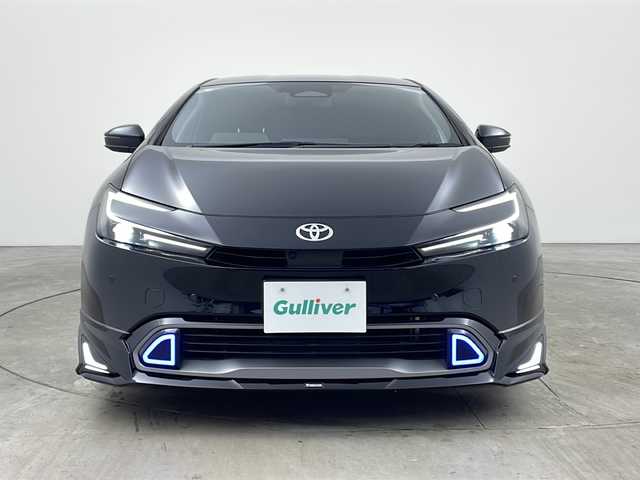 トヨタ プリウス Z 兵庫県 2023(令5)年 2万km アティチュードブラックマイカ ・純正12.3インチディスプレイオーディオ＋ナビ機能/・Bluetooth/TV/AM/FM/・パノラミックビューモニター/・トヨタセーフティセンス/・プリクラッシュセーフティ/・緊急時操舵支援/・レーントレーシングアシスト/・レーンディバーチャーアラート/・レーダクルーズコントロール/・オートマチックハイビーム/・ロードサインアシスト/・ドライバー異常時対応システム/・プロアクティブドライビングシステム/・発進遅れ告知機能/・ブラインドスポットモニター/・パワーバックドア/・純正デジタルインナーミラー/・革巻きステアリング/・ステアリングヒーター/・ステアリングスイッチ/・パーキングサポートブレーキ/・革シート/・運転席メモリー付きパワーシート/・前席シートヒーター/・前席ベンチレーション/・純正フロアマット/・モデリスタエアロ/・LEDヘッドライト/・フォグランプ/・純正19インチアルミホイールタイヤ/・ビルトインETC2.0/・100V充電