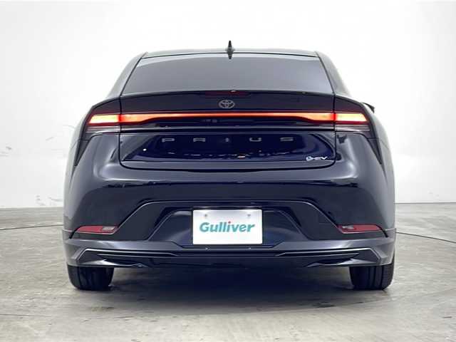 トヨタ プリウス Z 兵庫県 2023(令5)年 2万km アティチュードブラックマイカ ・純正12.3インチディスプレイオーディオ＋ナビ機能/・Bluetooth/TV/AM/FM/・パノラミックビューモニター/・トヨタセーフティセンス/・プリクラッシュセーフティ/・緊急時操舵支援/・レーントレーシングアシスト/・レーンディバーチャーアラート/・レーダクルーズコントロール/・オートマチックハイビーム/・ロードサインアシスト/・ドライバー異常時対応システム/・プロアクティブドライビングシステム/・発進遅れ告知機能/・ブラインドスポットモニター/・パワーバックドア/・純正デジタルインナーミラー/・革巻きステアリング/・ステアリングヒーター/・ステアリングスイッチ/・パーキングサポートブレーキ/・革シート/・運転席メモリー付きパワーシート/・前席シートヒーター/・前席ベンチレーション/・純正フロアマット/・モデリスタエアロ/・LEDヘッドライト/・フォグランプ/・純正19インチアルミホイールタイヤ/・ビルトインETC2.0/・100V充電