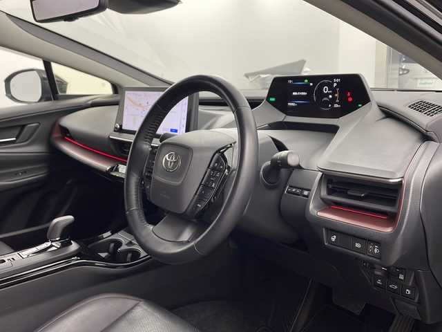 トヨタ プリウス Z 兵庫県 2023(令5)年 2万km アティチュードブラックマイカ ・純正12.3インチディスプレイオーディオ＋ナビ機能/・Bluetooth/TV/AM/FM/・パノラミックビューモニター/・トヨタセーフティセンス/・プリクラッシュセーフティ/・緊急時操舵支援/・レーントレーシングアシスト/・レーンディバーチャーアラート/・レーダクルーズコントロール/・オートマチックハイビーム/・ロードサインアシスト/・ドライバー異常時対応システム/・プロアクティブドライビングシステム/・発進遅れ告知機能/・ブラインドスポットモニター/・パワーバックドア/・純正デジタルインナーミラー/・革巻きステアリング/・ステアリングヒーター/・ステアリングスイッチ/・パーキングサポートブレーキ/・革シート/・運転席メモリー付きパワーシート/・前席シートヒーター/・前席ベンチレーション/・純正フロアマット/・モデリスタエアロ/・LEDヘッドライト/・フォグランプ/・純正19インチアルミホイールタイヤ/・ビルトインETC2.0/・100V充電