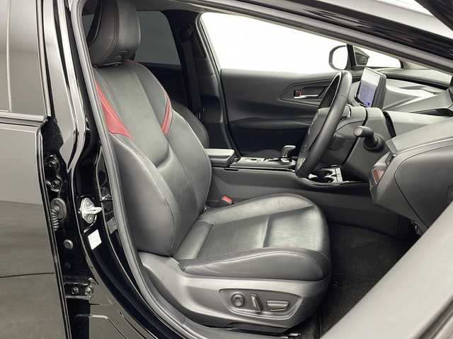 トヨタ プリウス Z 兵庫県 2023(令5)年 2万km アティチュードブラックマイカ ・純正12.3インチディスプレイオーディオ＋ナビ機能/・Bluetooth/TV/AM/FM/・パノラミックビューモニター/・トヨタセーフティセンス/・プリクラッシュセーフティ/・緊急時操舵支援/・レーントレーシングアシスト/・レーンディバーチャーアラート/・レーダクルーズコントロール/・オートマチックハイビーム/・ロードサインアシスト/・ドライバー異常時対応システム/・プロアクティブドライビングシステム/・発進遅れ告知機能/・ブラインドスポットモニター/・パワーバックドア/・純正デジタルインナーミラー/・革巻きステアリング/・ステアリングヒーター/・ステアリングスイッチ/・パーキングサポートブレーキ/・革シート/・運転席メモリー付きパワーシート/・前席シートヒーター/・前席ベンチレーション/・純正フロアマット/・モデリスタエアロ/・LEDヘッドライト/・フォグランプ/・純正19インチアルミホイールタイヤ/・ビルトインETC2.0/・100V充電