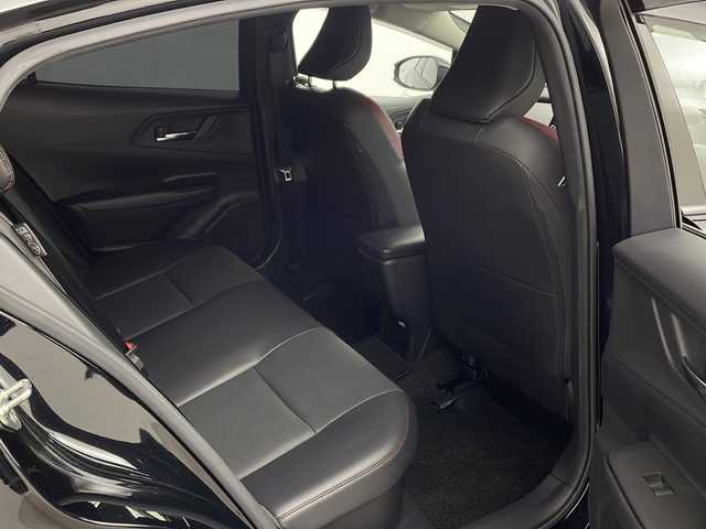 トヨタ プリウス Z 兵庫県 2023(令5)年 2万km アティチュードブラックマイカ ・純正12.3インチディスプレイオーディオ＋ナビ機能/・Bluetooth/TV/AM/FM/・パノラミックビューモニター/・トヨタセーフティセンス/・プリクラッシュセーフティ/・緊急時操舵支援/・レーントレーシングアシスト/・レーンディバーチャーアラート/・レーダクルーズコントロール/・オートマチックハイビーム/・ロードサインアシスト/・ドライバー異常時対応システム/・プロアクティブドライビングシステム/・発進遅れ告知機能/・ブラインドスポットモニター/・パワーバックドア/・純正デジタルインナーミラー/・革巻きステアリング/・ステアリングヒーター/・ステアリングスイッチ/・パーキングサポートブレーキ/・革シート/・運転席メモリー付きパワーシート/・前席シートヒーター/・前席ベンチレーション/・純正フロアマット/・モデリスタエアロ/・LEDヘッドライト/・フォグランプ/・純正19インチアルミホイールタイヤ/・ビルトインETC2.0/・100V充電