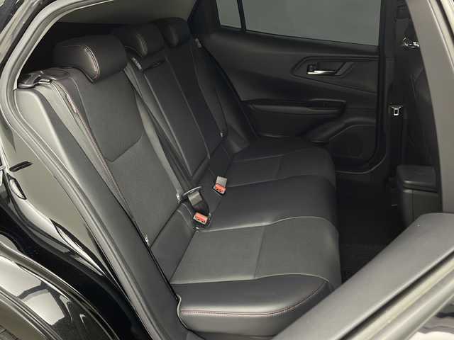 トヨタ プリウス Z 兵庫県 2023(令5)年 2万km アティチュードブラックマイカ ・純正12.3インチディスプレイオーディオ＋ナビ機能/・Bluetooth/TV/AM/FM/・パノラミックビューモニター/・トヨタセーフティセンス/・プリクラッシュセーフティ/・緊急時操舵支援/・レーントレーシングアシスト/・レーンディバーチャーアラート/・レーダクルーズコントロール/・オートマチックハイビーム/・ロードサインアシスト/・ドライバー異常時対応システム/・プロアクティブドライビングシステム/・発進遅れ告知機能/・ブラインドスポットモニター/・パワーバックドア/・純正デジタルインナーミラー/・革巻きステアリング/・ステアリングヒーター/・ステアリングスイッチ/・パーキングサポートブレーキ/・革シート/・運転席メモリー付きパワーシート/・前席シートヒーター/・前席ベンチレーション/・純正フロアマット/・モデリスタエアロ/・LEDヘッドライト/・フォグランプ/・純正19インチアルミホイールタイヤ/・ビルトインETC2.0/・100V充電