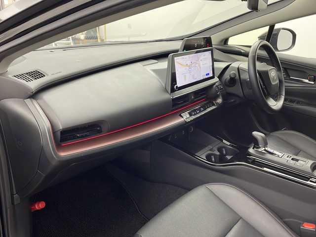 トヨタ プリウス Z 兵庫県 2023(令5)年 2万km アティチュードブラックマイカ ・純正12.3インチディスプレイオーディオ＋ナビ機能/・Bluetooth/TV/AM/FM/・パノラミックビューモニター/・トヨタセーフティセンス/・プリクラッシュセーフティ/・緊急時操舵支援/・レーントレーシングアシスト/・レーンディバーチャーアラート/・レーダクルーズコントロール/・オートマチックハイビーム/・ロードサインアシスト/・ドライバー異常時対応システム/・プロアクティブドライビングシステム/・発進遅れ告知機能/・ブラインドスポットモニター/・パワーバックドア/・純正デジタルインナーミラー/・革巻きステアリング/・ステアリングヒーター/・ステアリングスイッチ/・パーキングサポートブレーキ/・革シート/・運転席メモリー付きパワーシート/・前席シートヒーター/・前席ベンチレーション/・純正フロアマット/・モデリスタエアロ/・LEDヘッドライト/・フォグランプ/・純正19インチアルミホイールタイヤ/・ビルトインETC2.0/・100V充電