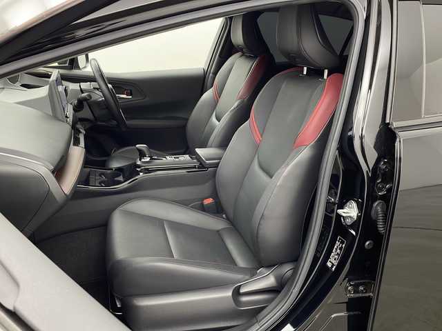 トヨタ プリウス Z 兵庫県 2023(令5)年 2万km アティチュードブラックマイカ ・純正12.3インチディスプレイオーディオ＋ナビ機能/・Bluetooth/TV/AM/FM/・パノラミックビューモニター/・トヨタセーフティセンス/・プリクラッシュセーフティ/・緊急時操舵支援/・レーントレーシングアシスト/・レーンディバーチャーアラート/・レーダクルーズコントロール/・オートマチックハイビーム/・ロードサインアシスト/・ドライバー異常時対応システム/・プロアクティブドライビングシステム/・発進遅れ告知機能/・ブラインドスポットモニター/・パワーバックドア/・純正デジタルインナーミラー/・革巻きステアリング/・ステアリングヒーター/・ステアリングスイッチ/・パーキングサポートブレーキ/・革シート/・運転席メモリー付きパワーシート/・前席シートヒーター/・前席ベンチレーション/・純正フロアマット/・モデリスタエアロ/・LEDヘッドライト/・フォグランプ/・純正19インチアルミホイールタイヤ/・ビルトインETC2.0/・100V充電