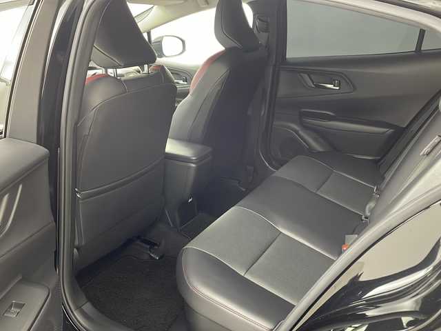 トヨタ プリウス Z 兵庫県 2023(令5)年 2万km アティチュードブラックマイカ ・純正12.3インチディスプレイオーディオ＋ナビ機能/・Bluetooth/TV/AM/FM/・パノラミックビューモニター/・トヨタセーフティセンス/・プリクラッシュセーフティ/・緊急時操舵支援/・レーントレーシングアシスト/・レーンディバーチャーアラート/・レーダクルーズコントロール/・オートマチックハイビーム/・ロードサインアシスト/・ドライバー異常時対応システム/・プロアクティブドライビングシステム/・発進遅れ告知機能/・ブラインドスポットモニター/・パワーバックドア/・純正デジタルインナーミラー/・革巻きステアリング/・ステアリングヒーター/・ステアリングスイッチ/・パーキングサポートブレーキ/・革シート/・運転席メモリー付きパワーシート/・前席シートヒーター/・前席ベンチレーション/・純正フロアマット/・モデリスタエアロ/・LEDヘッドライト/・フォグランプ/・純正19インチアルミホイールタイヤ/・ビルトインETC2.0/・100V充電