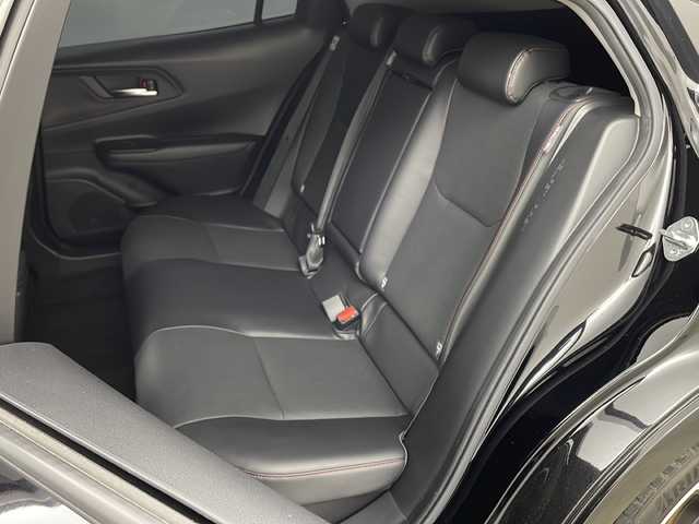 トヨタ プリウス Z 兵庫県 2023(令5)年 2万km アティチュードブラックマイカ ・純正12.3インチディスプレイオーディオ＋ナビ機能/・Bluetooth/TV/AM/FM/・パノラミックビューモニター/・トヨタセーフティセンス/・プリクラッシュセーフティ/・緊急時操舵支援/・レーントレーシングアシスト/・レーンディバーチャーアラート/・レーダクルーズコントロール/・オートマチックハイビーム/・ロードサインアシスト/・ドライバー異常時対応システム/・プロアクティブドライビングシステム/・発進遅れ告知機能/・ブラインドスポットモニター/・パワーバックドア/・純正デジタルインナーミラー/・革巻きステアリング/・ステアリングヒーター/・ステアリングスイッチ/・パーキングサポートブレーキ/・革シート/・運転席メモリー付きパワーシート/・前席シートヒーター/・前席ベンチレーション/・純正フロアマット/・モデリスタエアロ/・LEDヘッドライト/・フォグランプ/・純正19インチアルミホイールタイヤ/・ビルトインETC2.0/・100V充電