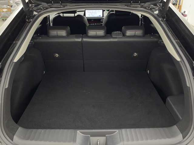 トヨタ プリウス Z 兵庫県 2023(令5)年 2万km アティチュードブラックマイカ ・純正12.3インチディスプレイオーディオ＋ナビ機能/・Bluetooth/TV/AM/FM/・パノラミックビューモニター/・トヨタセーフティセンス/・プリクラッシュセーフティ/・緊急時操舵支援/・レーントレーシングアシスト/・レーンディバーチャーアラート/・レーダクルーズコントロール/・オートマチックハイビーム/・ロードサインアシスト/・ドライバー異常時対応システム/・プロアクティブドライビングシステム/・発進遅れ告知機能/・ブラインドスポットモニター/・パワーバックドア/・純正デジタルインナーミラー/・革巻きステアリング/・ステアリングヒーター/・ステアリングスイッチ/・パーキングサポートブレーキ/・革シート/・運転席メモリー付きパワーシート/・前席シートヒーター/・前席ベンチレーション/・純正フロアマット/・モデリスタエアロ/・LEDヘッドライト/・フォグランプ/・純正19インチアルミホイールタイヤ/・ビルトインETC2.0/・100V充電