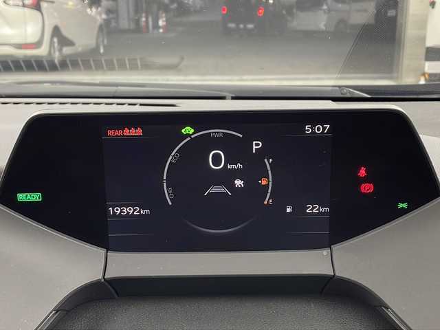 トヨタ プリウス Z 兵庫県 2023(令5)年 2万km アティチュードブラックマイカ ・純正12.3インチディスプレイオーディオ＋ナビ機能/・Bluetooth/TV/AM/FM/・パノラミックビューモニター/・トヨタセーフティセンス/・プリクラッシュセーフティ/・緊急時操舵支援/・レーントレーシングアシスト/・レーンディバーチャーアラート/・レーダクルーズコントロール/・オートマチックハイビーム/・ロードサインアシスト/・ドライバー異常時対応システム/・プロアクティブドライビングシステム/・発進遅れ告知機能/・ブラインドスポットモニター/・パワーバックドア/・純正デジタルインナーミラー/・革巻きステアリング/・ステアリングヒーター/・ステアリングスイッチ/・パーキングサポートブレーキ/・革シート/・運転席メモリー付きパワーシート/・前席シートヒーター/・前席ベンチレーション/・純正フロアマット/・モデリスタエアロ/・LEDヘッドライト/・フォグランプ/・純正19インチアルミホイールタイヤ/・ビルトインETC2.0/・100V充電
