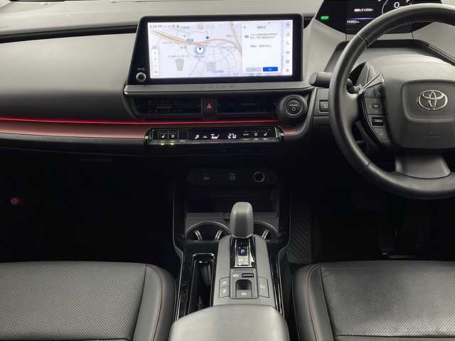 トヨタ プリウス Z 兵庫県 2023(令5)年 2万km アティチュードブラックマイカ ・純正12.3インチディスプレイオーディオ＋ナビ機能/・Bluetooth/TV/AM/FM/・パノラミックビューモニター/・トヨタセーフティセンス/・プリクラッシュセーフティ/・緊急時操舵支援/・レーントレーシングアシスト/・レーンディバーチャーアラート/・レーダクルーズコントロール/・オートマチックハイビーム/・ロードサインアシスト/・ドライバー異常時対応システム/・プロアクティブドライビングシステム/・発進遅れ告知機能/・ブラインドスポットモニター/・パワーバックドア/・純正デジタルインナーミラー/・革巻きステアリング/・ステアリングヒーター/・ステアリングスイッチ/・パーキングサポートブレーキ/・革シート/・運転席メモリー付きパワーシート/・前席シートヒーター/・前席ベンチレーション/・純正フロアマット/・モデリスタエアロ/・LEDヘッドライト/・フォグランプ/・純正19インチアルミホイールタイヤ/・ビルトインETC2.0/・100V充電