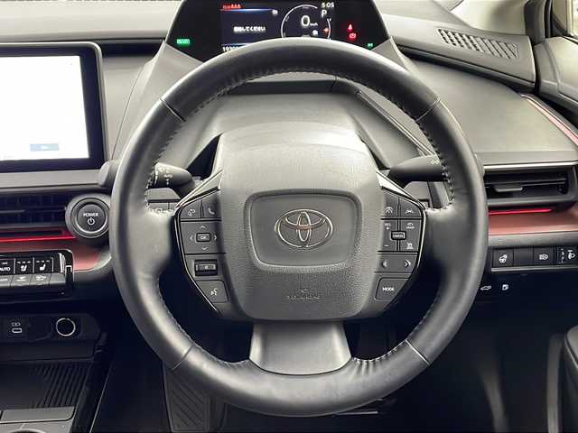 トヨタ プリウス Z 兵庫県 2023(令5)年 2万km アティチュードブラックマイカ ・純正12.3インチディスプレイオーディオ＋ナビ機能/・Bluetooth/TV/AM/FM/・パノラミックビューモニター/・トヨタセーフティセンス/・プリクラッシュセーフティ/・緊急時操舵支援/・レーントレーシングアシスト/・レーンディバーチャーアラート/・レーダクルーズコントロール/・オートマチックハイビーム/・ロードサインアシスト/・ドライバー異常時対応システム/・プロアクティブドライビングシステム/・発進遅れ告知機能/・ブラインドスポットモニター/・パワーバックドア/・純正デジタルインナーミラー/・革巻きステアリング/・ステアリングヒーター/・ステアリングスイッチ/・パーキングサポートブレーキ/・革シート/・運転席メモリー付きパワーシート/・前席シートヒーター/・前席ベンチレーション/・純正フロアマット/・モデリスタエアロ/・LEDヘッドライト/・フォグランプ/・純正19インチアルミホイールタイヤ/・ビルトインETC2.0/・100V充電